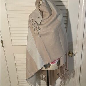 Soia & Kyo Beige Tan Nude Taupe Colorblock Soft NWT Fringed Fray Edge Cape